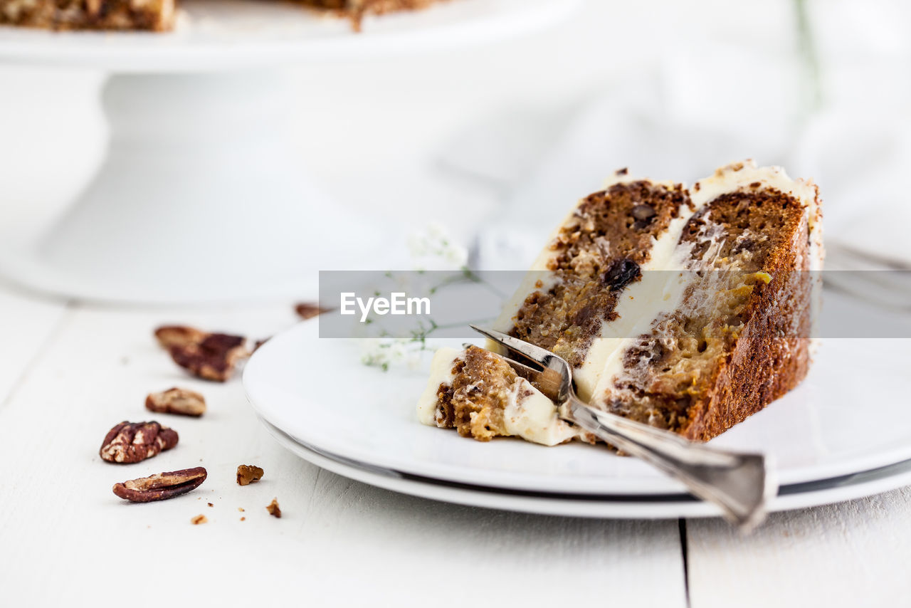 CLOSE-UP OF CAKE ON TABLE