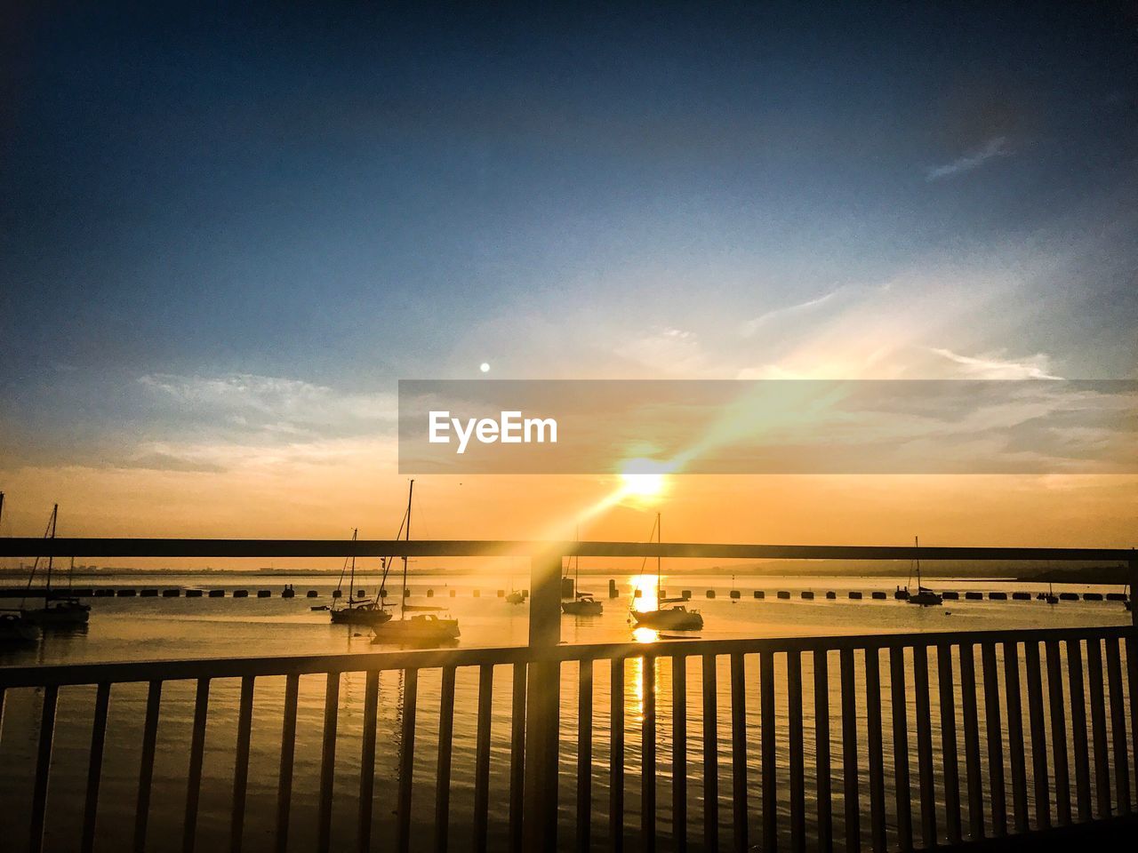 SCENIC VIEW OF SEA AGAINST SKY AT SUNSET