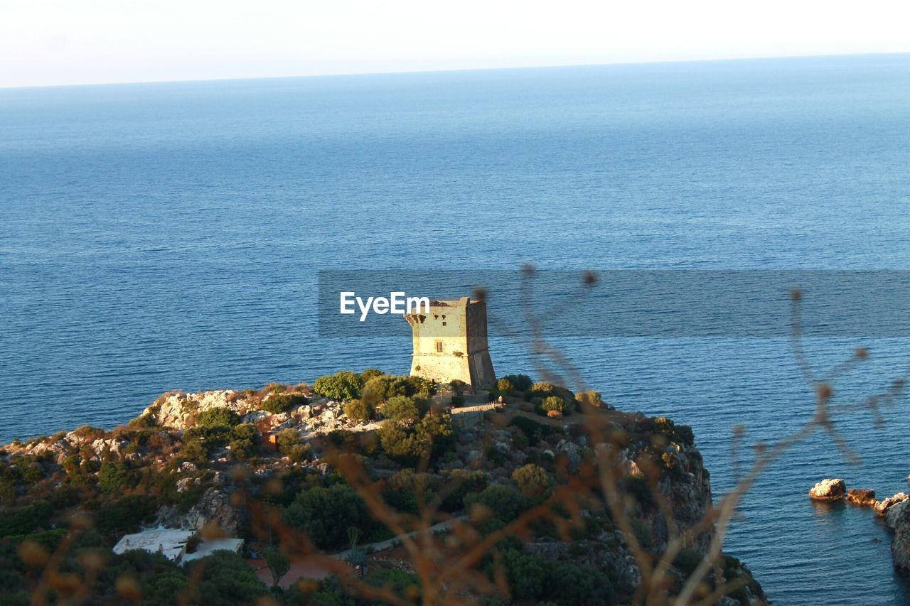 HIGH ANGLE VIEW OF SEA AND BUILDING AGAINST SKY