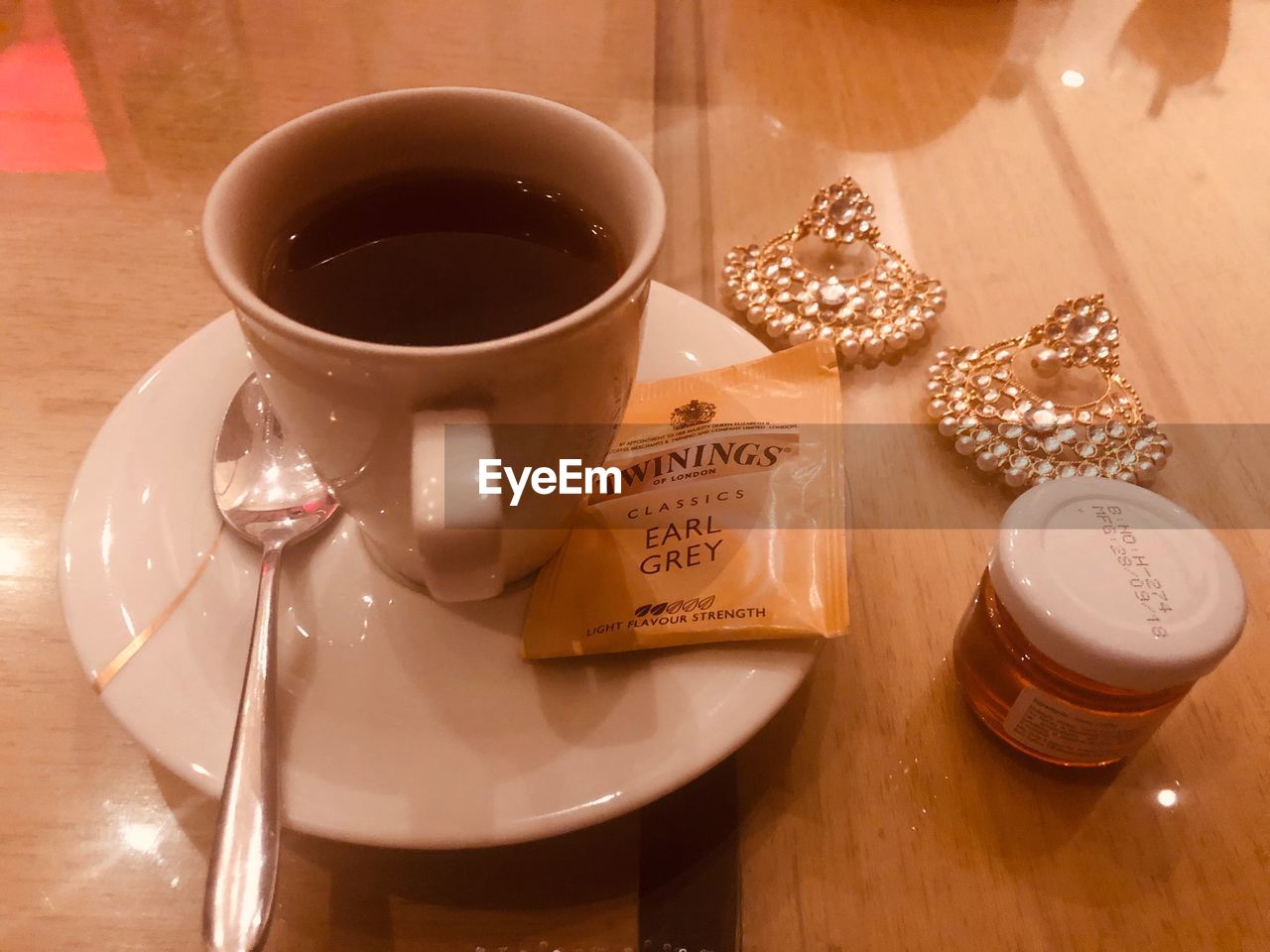 HIGH ANGLE VIEW OF COFFEE CUP AND TEA ON TABLE