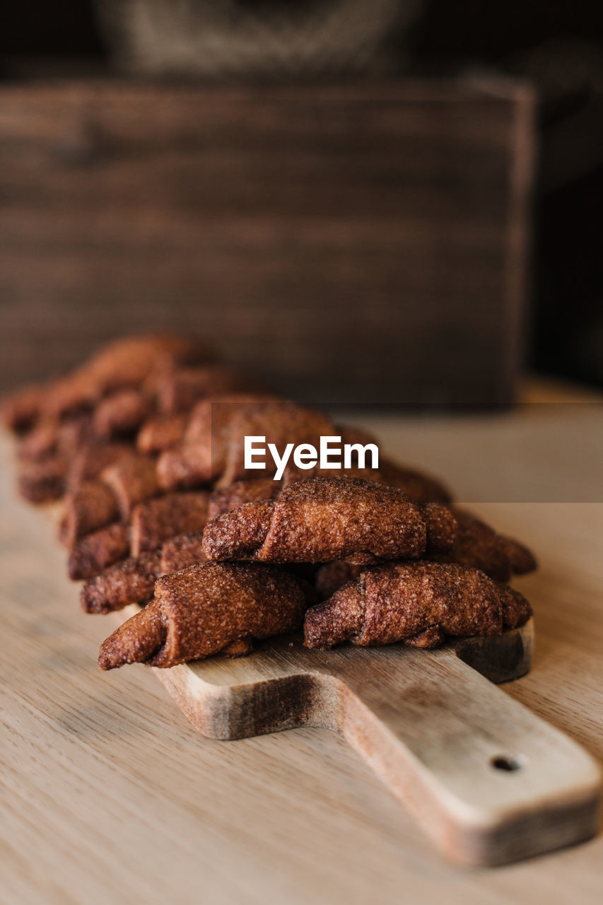 CLOSE-UP OF BREAD ON TABLE