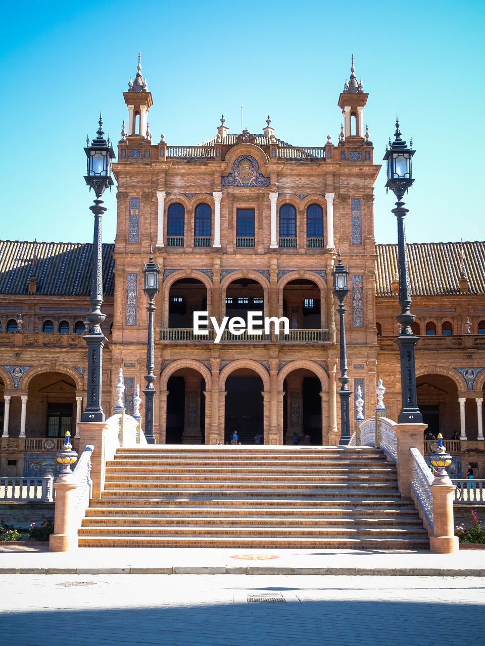 LOW ANGLE VIEW OF HISTORICAL BUILDING