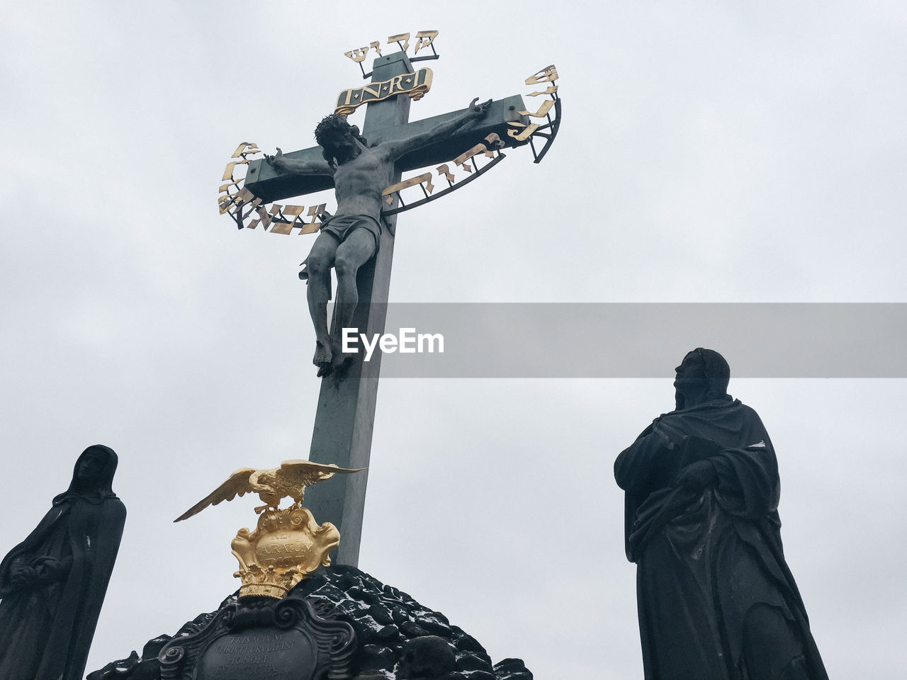 LOW ANGLE VIEW OF STATUES AGAINST SKY