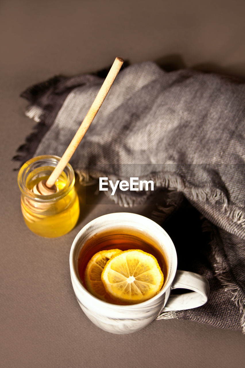 HIGH ANGLE VIEW OF TEA IN CUP ON TRAY