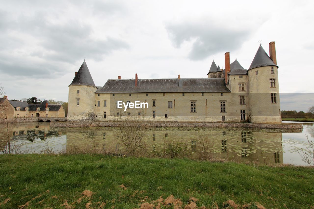 VIEW OF HISTORIC BUILDING AGAINST SKY