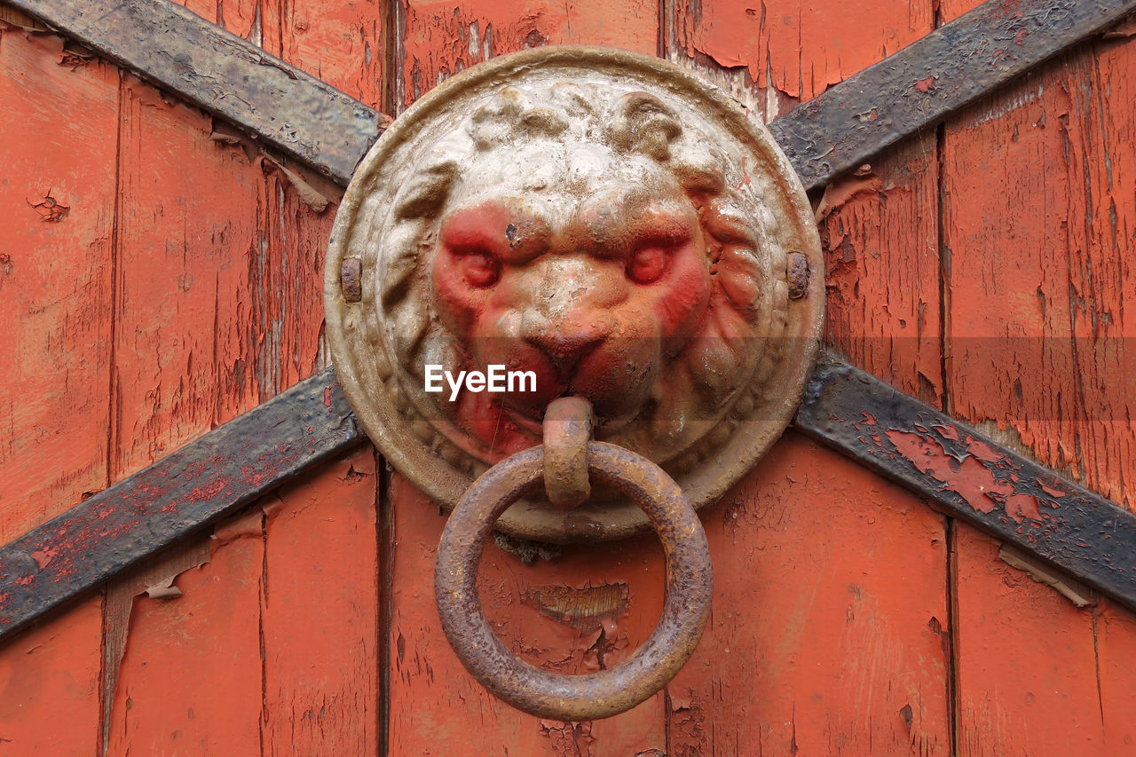 CLOSE-UP OF OLD DOOR KNOCKER ON WOODEN GATE
