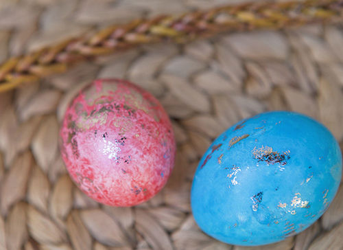 CLOSE-UP OF MULTI COLORED BALLS