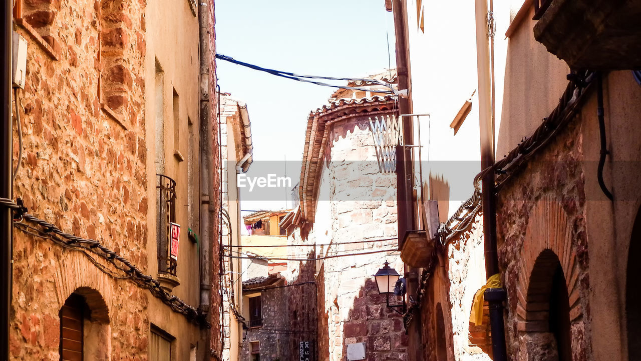 LOW ANGLE VIEW OF OLD BUILDINGS AGAINST SKY