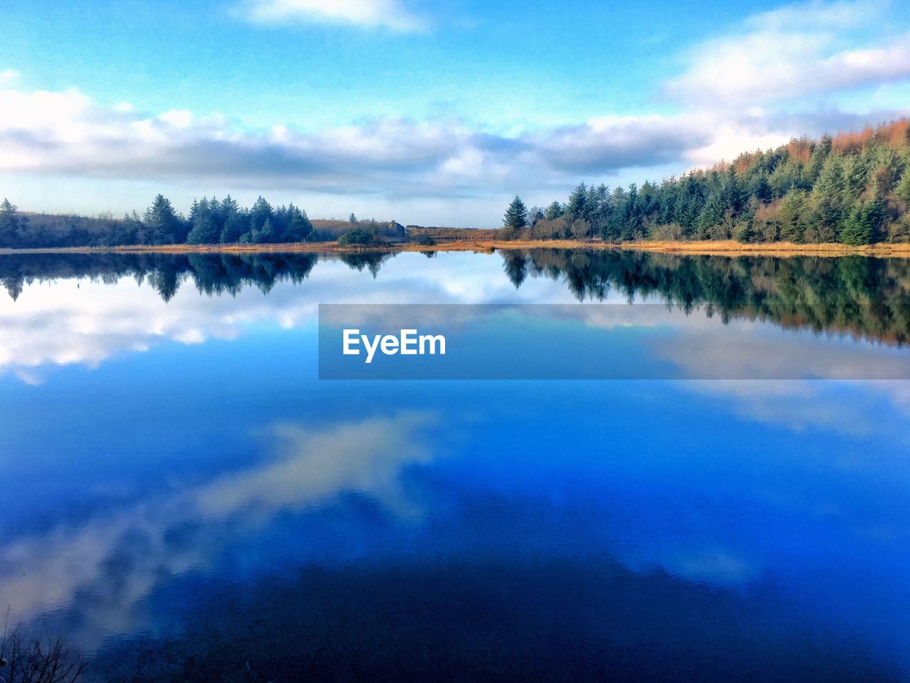 PANORAMIC VIEW OF LAKE AGAINST SKY