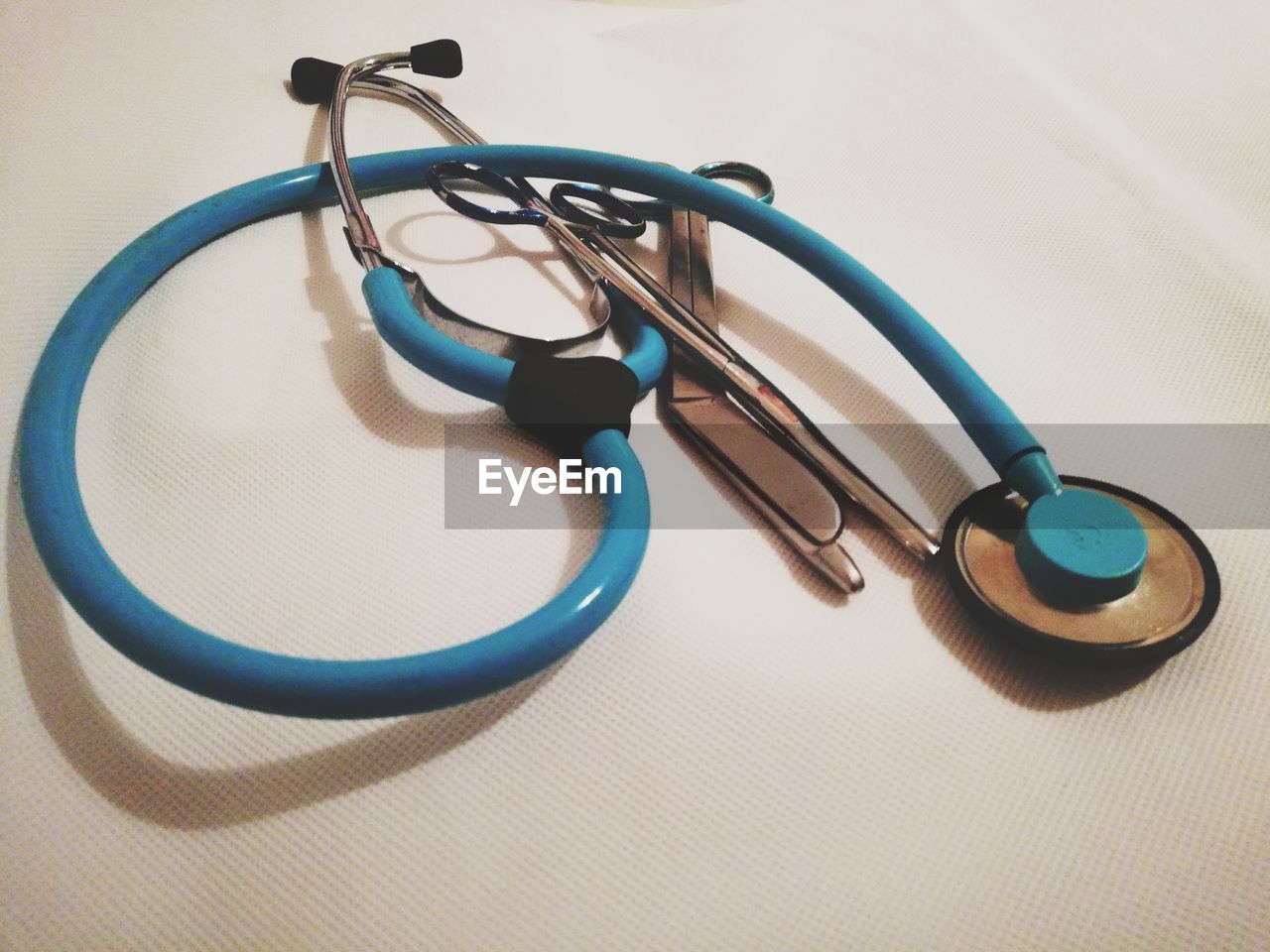 CLOSE-UP VIEW OF EYEGLASSES AND TABLE