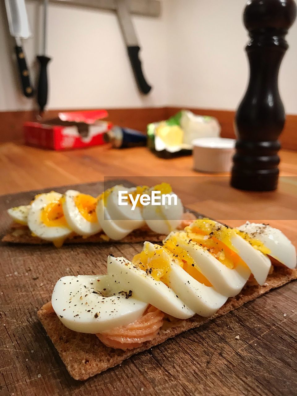 HIGH ANGLE VIEW OF BREAKFAST SERVED IN PLATE