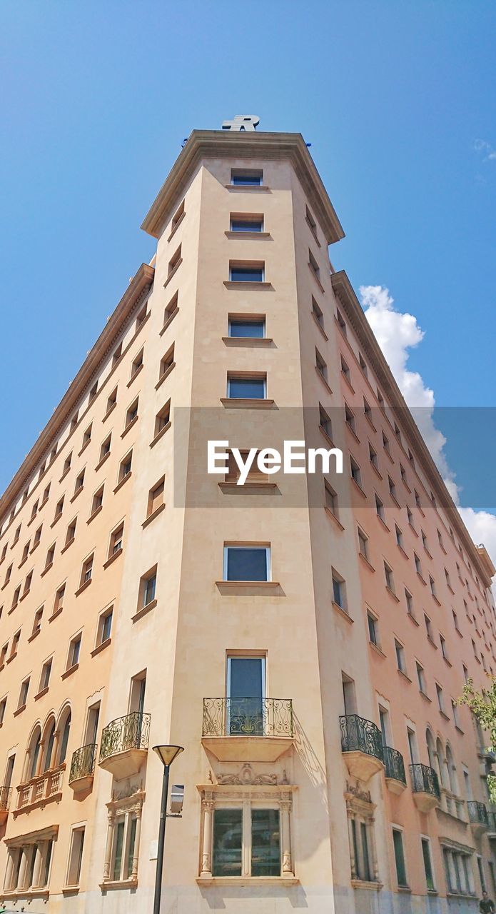 LOW ANGLE VIEW OF BUILDING AGAINST SKY