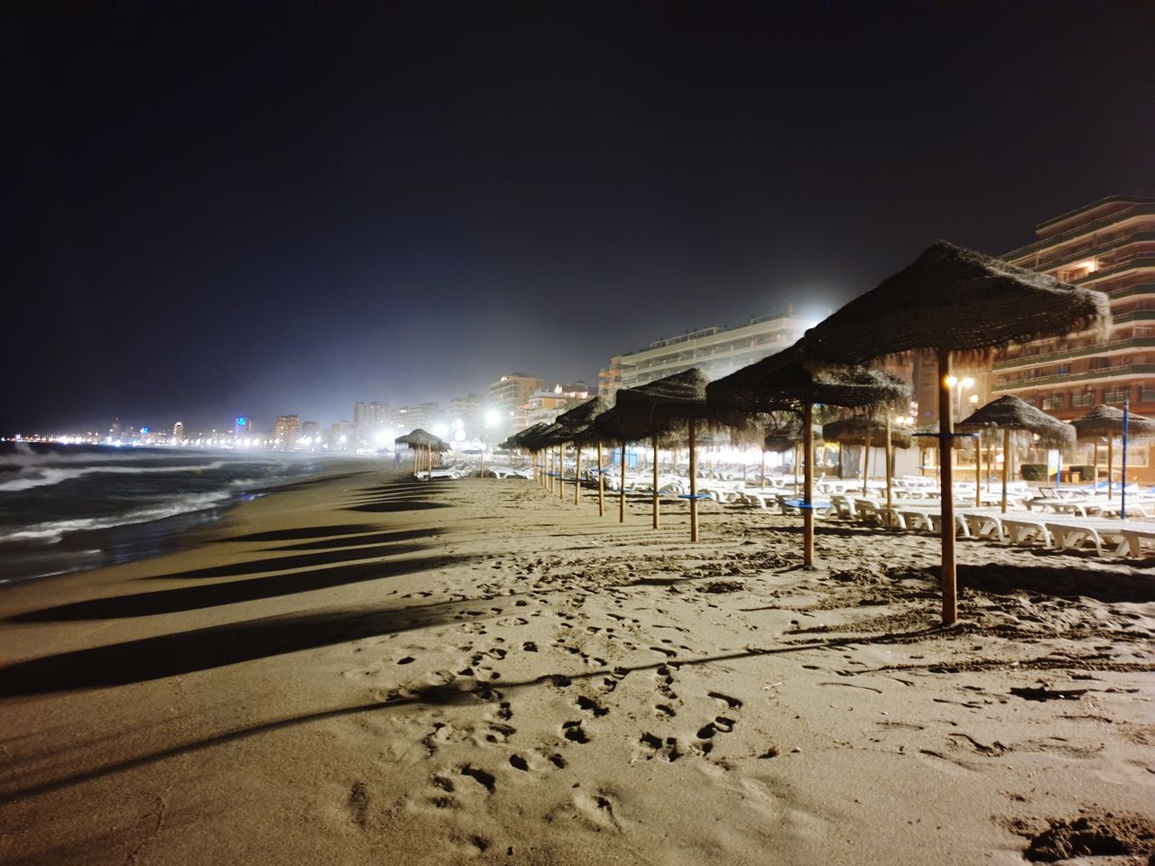 BEACH BY SEA AGAINST SKY AT NIGHT