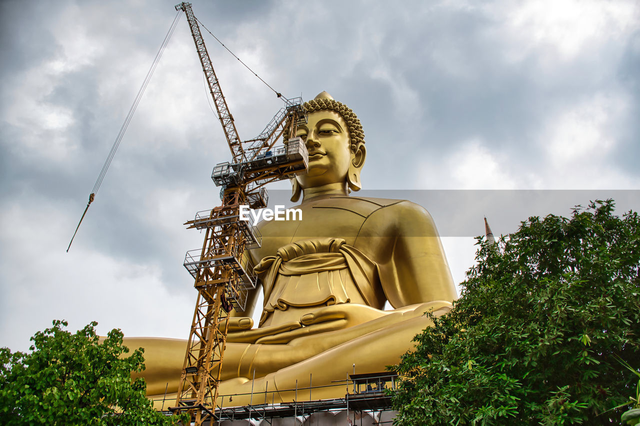 Giant golden buddha statue of dhammakaya thep mongkol buddha in wat paknam bhasicharoen temple