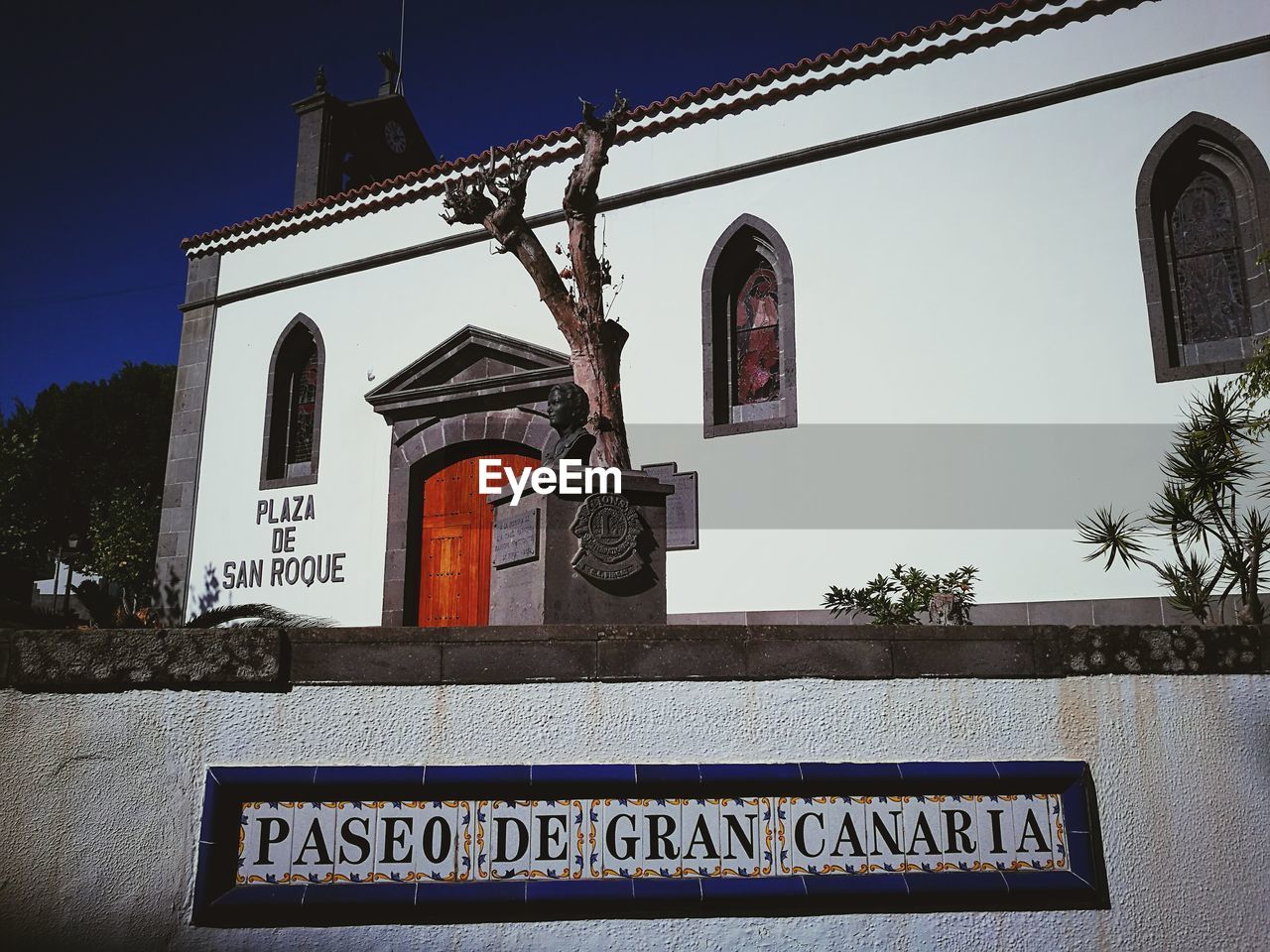 LOW ANGLE VIEW OF INFORMATION SIGN ON BUILDING