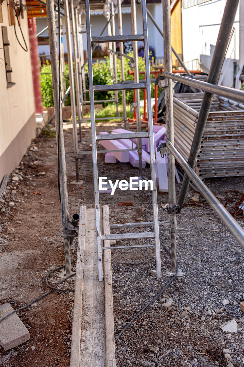 VIEW OF ABANDONED CHAIR IN YARD