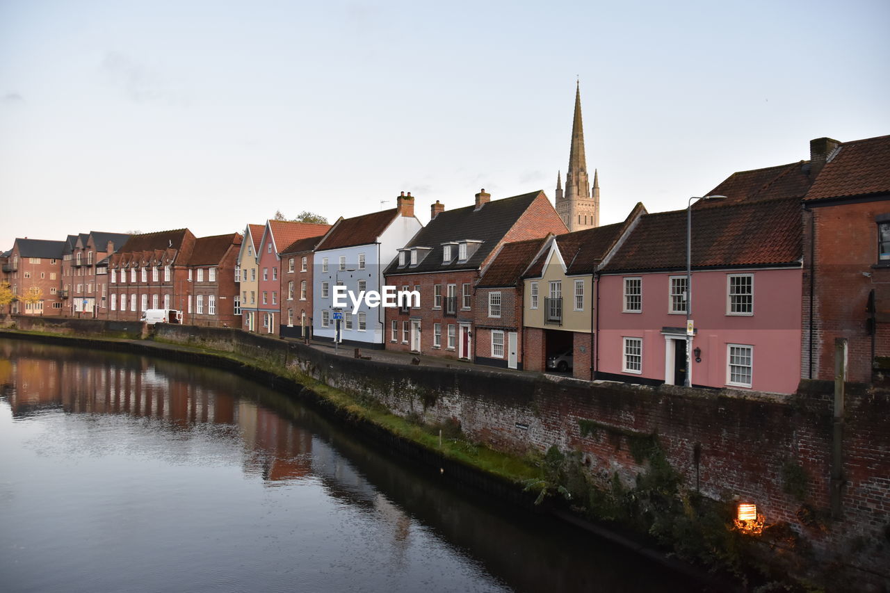 CANAL AMIDST BUILDINGS AGAINST SKY