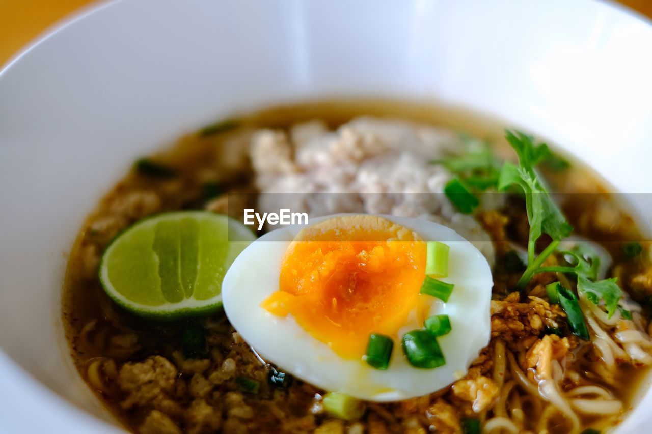 HIGH ANGLE VIEW OF BREAKFAST SERVED IN BOWL