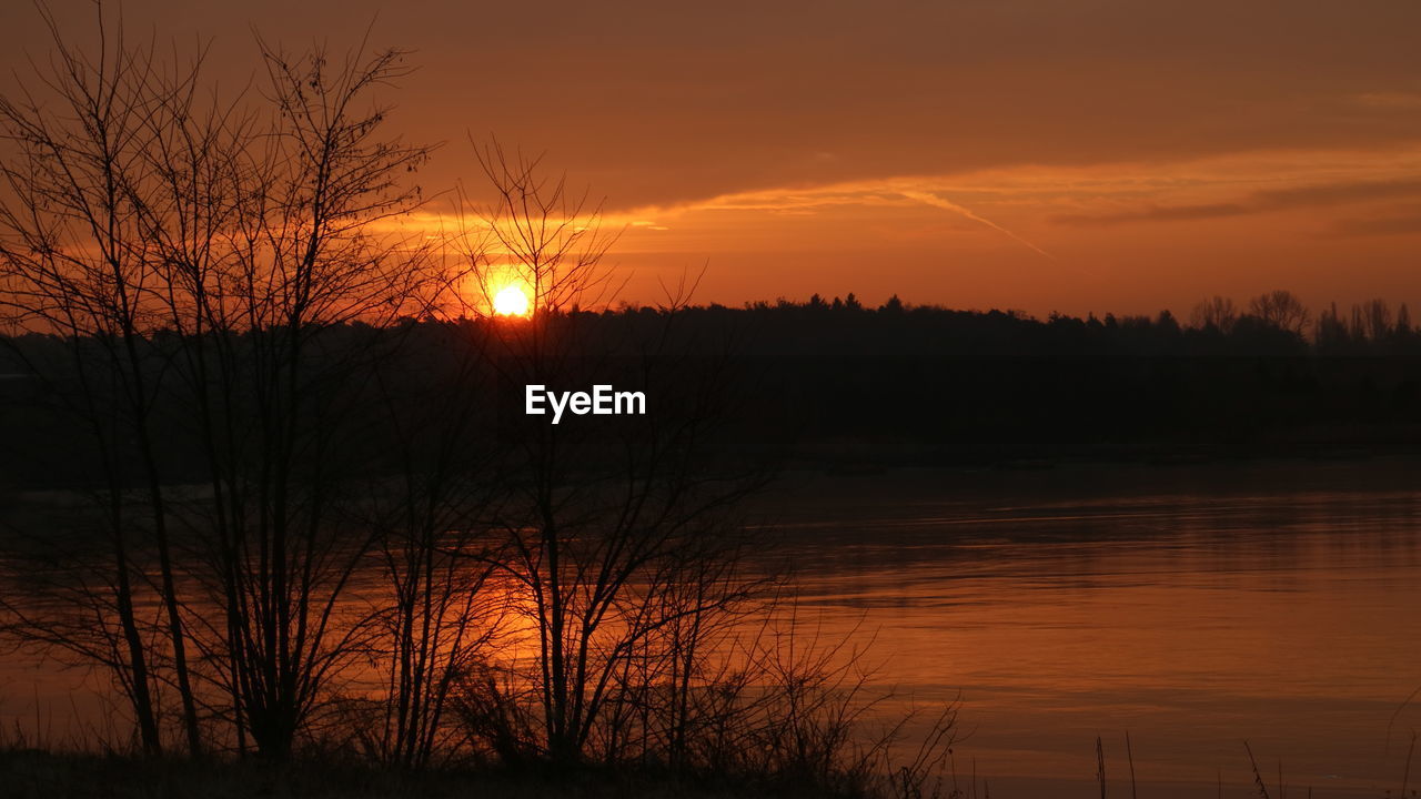 SCENIC VIEW OF LAKE AT SUNSET