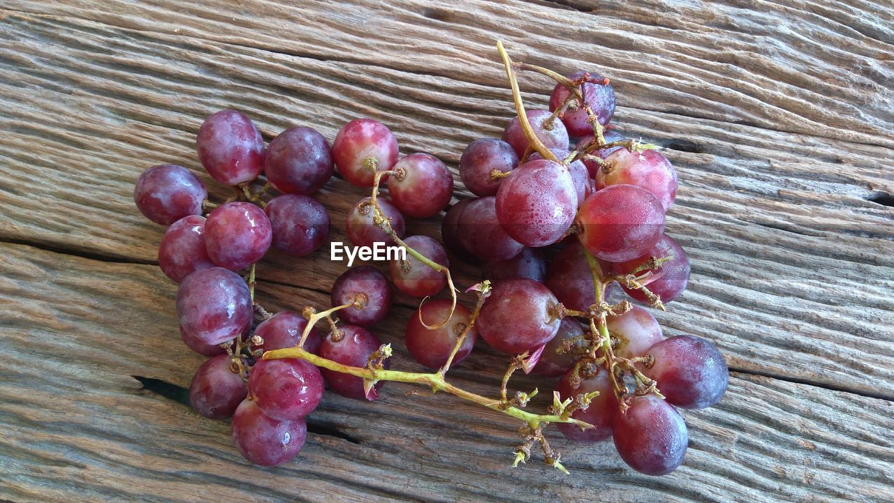 CLOSE-UP OF GRAPES ON TABLE