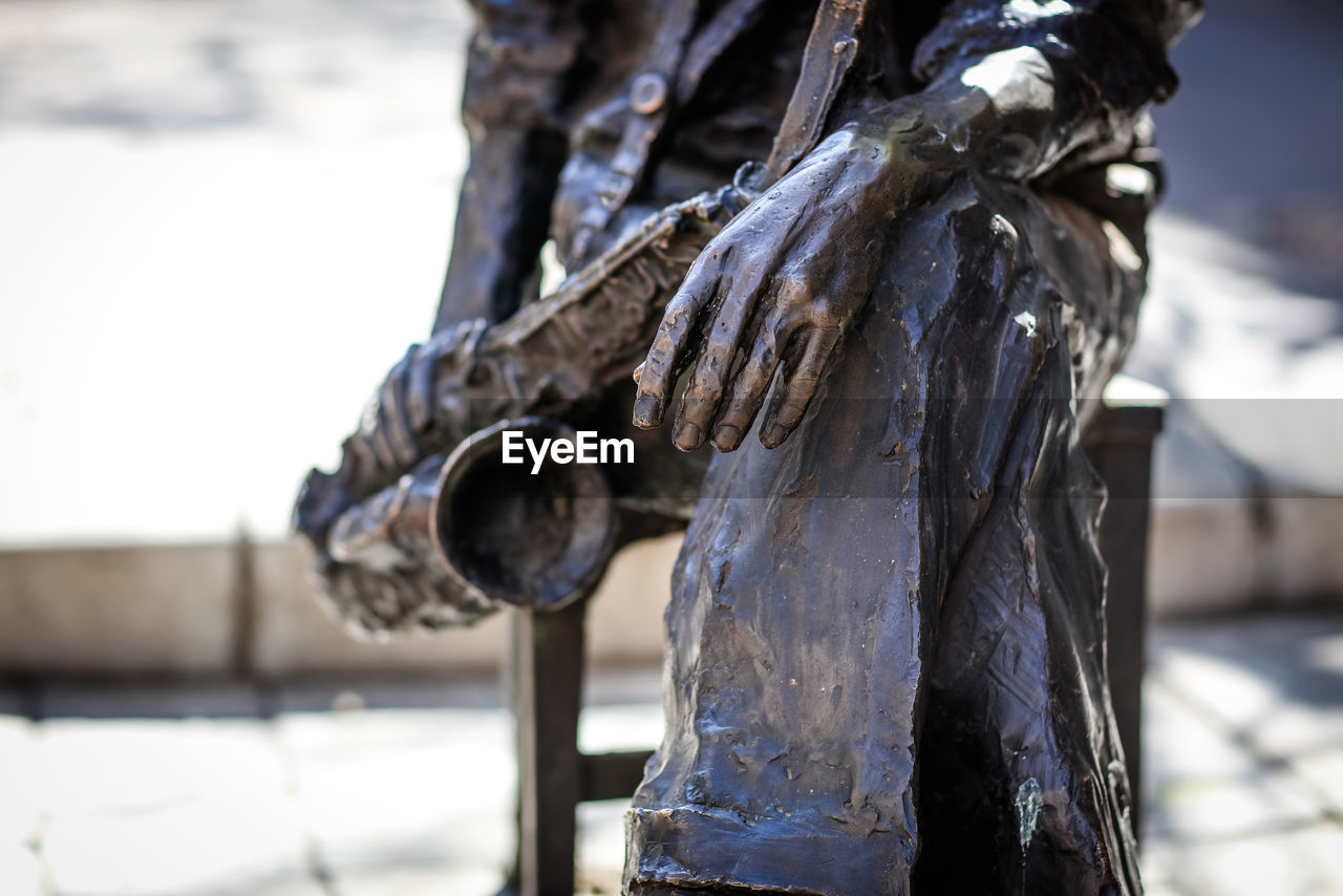 CLOSE-UP OF ICICLES HANGING ON RUSTY CHAIN