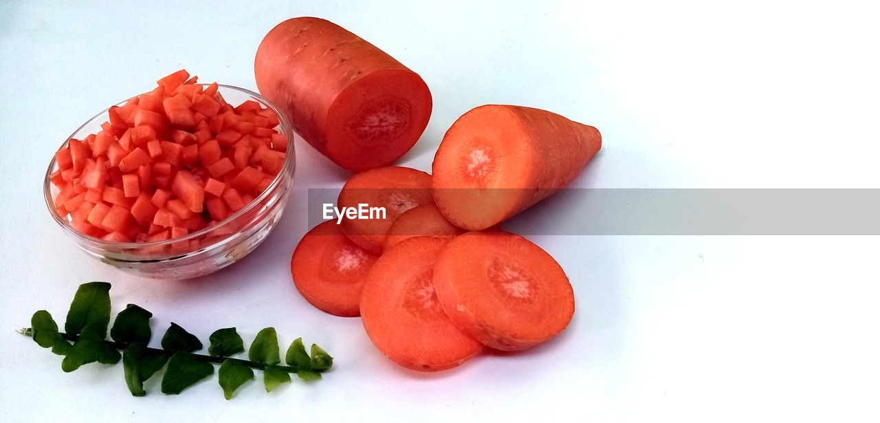 HIGH ANGLE VIEW OF CHOPPED FRUITS IN PLATE