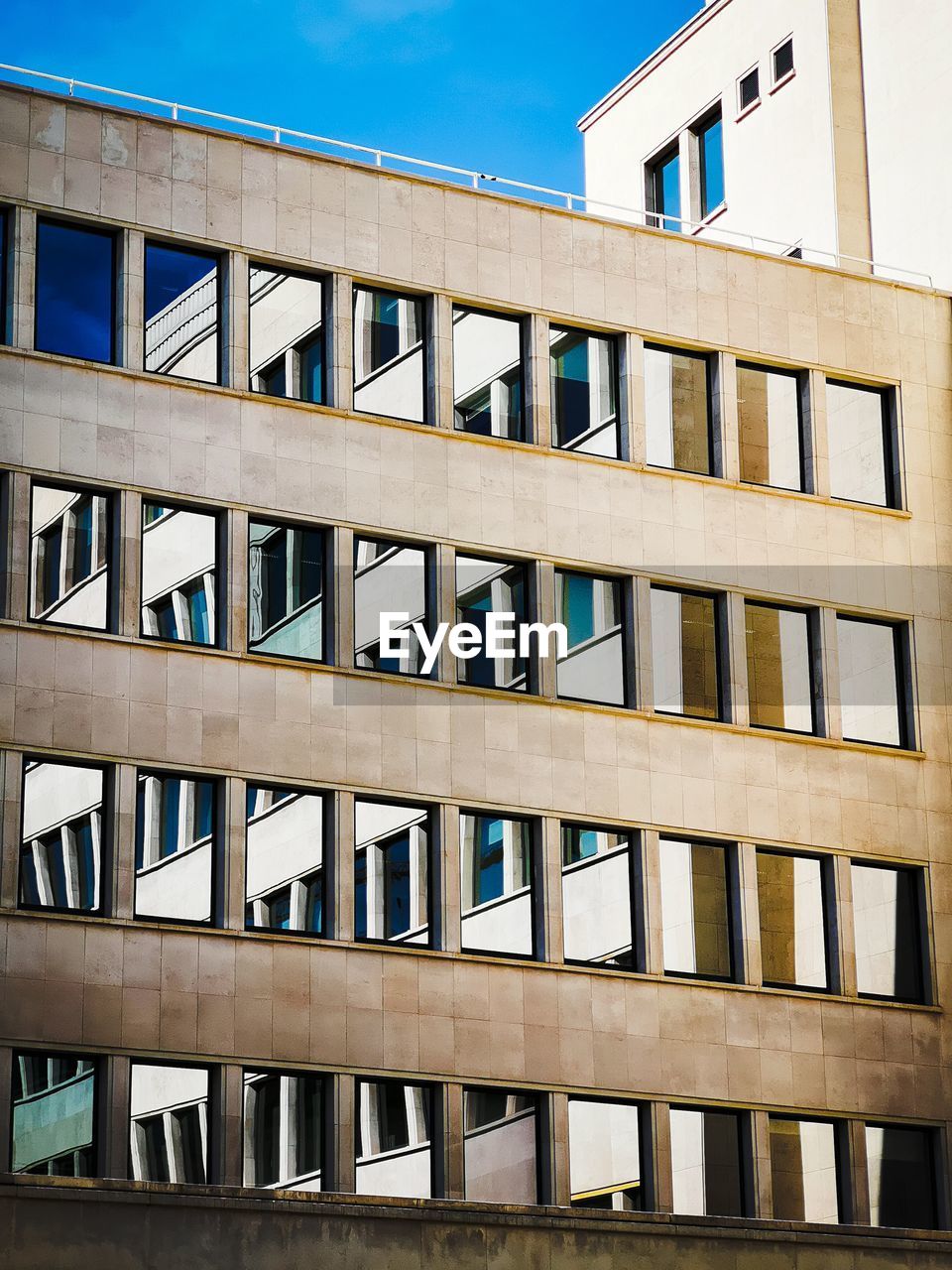 FULL FRAME SHOT OF MODERN BUILDING AGAINST BLUE SKY