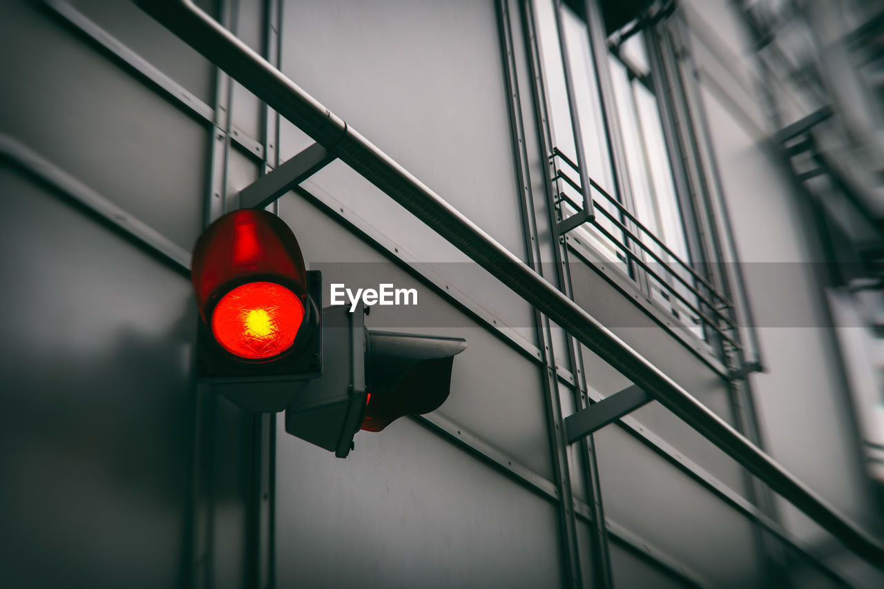 LOW ANGLE VIEW OF ROAD SIGN AGAINST BUILDING