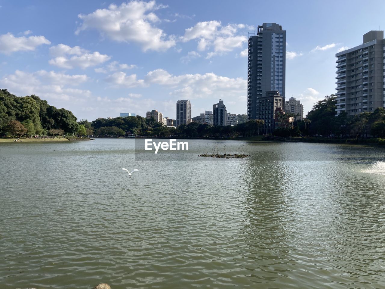 SCENIC VIEW OF RIVER AND BUILDINGS AGAINST SKY