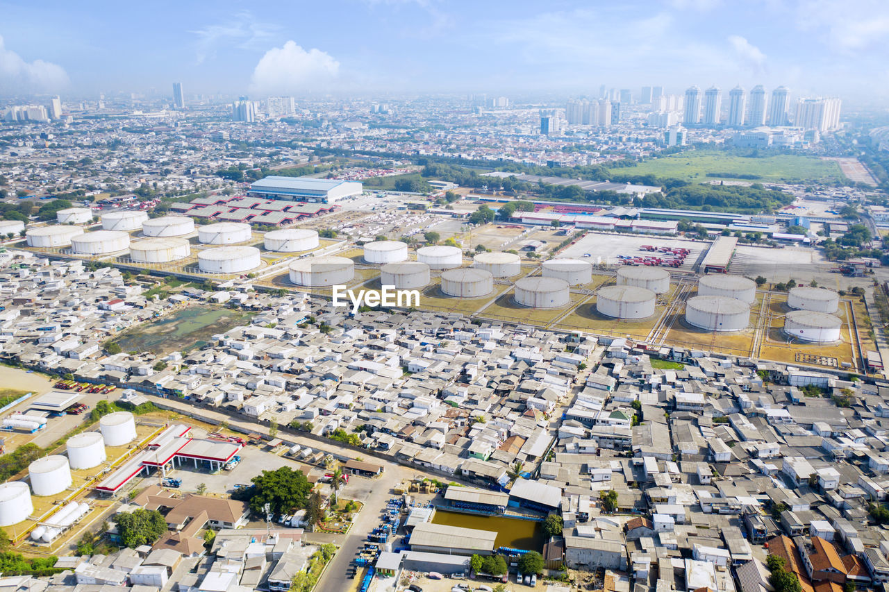 HIGH ANGLE VIEW OF CITYSCAPE AGAINST SKY