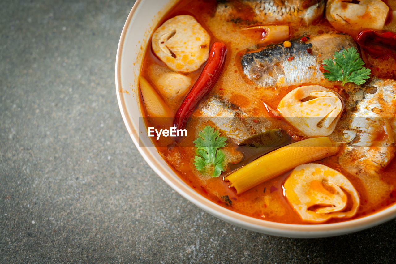 HIGH ANGLE VIEW OF FOOD IN CONTAINER