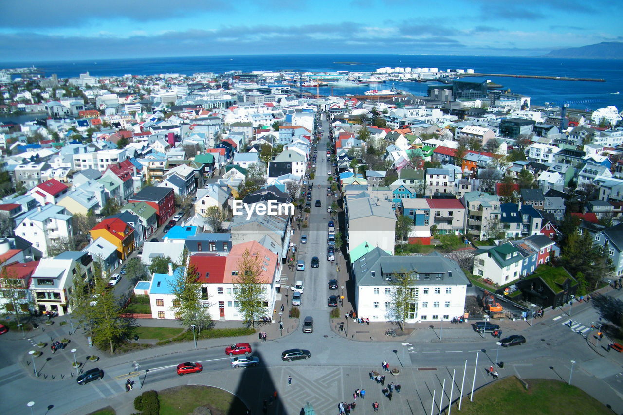 HIGH ANGLE VIEW OF CARS ON STREET IN CITY