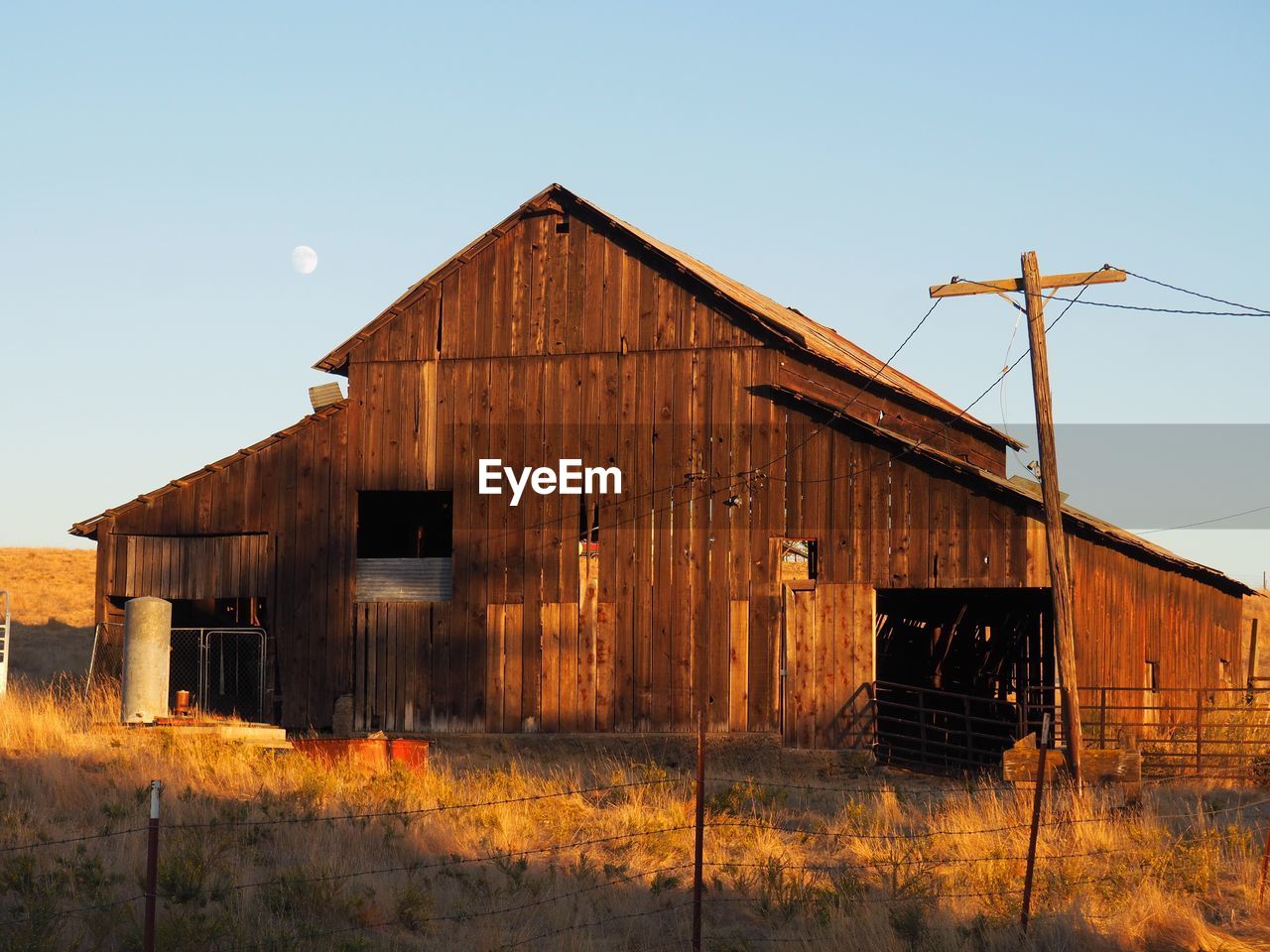 ABANDONED BARN