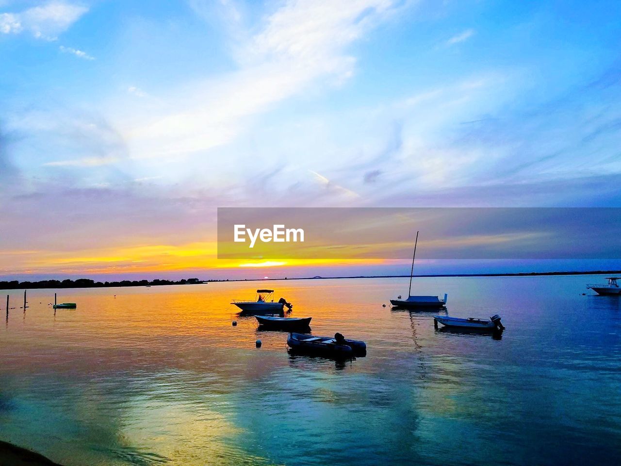 BOAT IN SEA AGAINST SKY DURING SUNSET