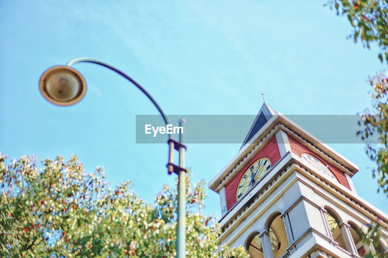 LOW ANGLE VIEW OF STREET LIGHT BY BUILDING AGAINST CLEAR SKY