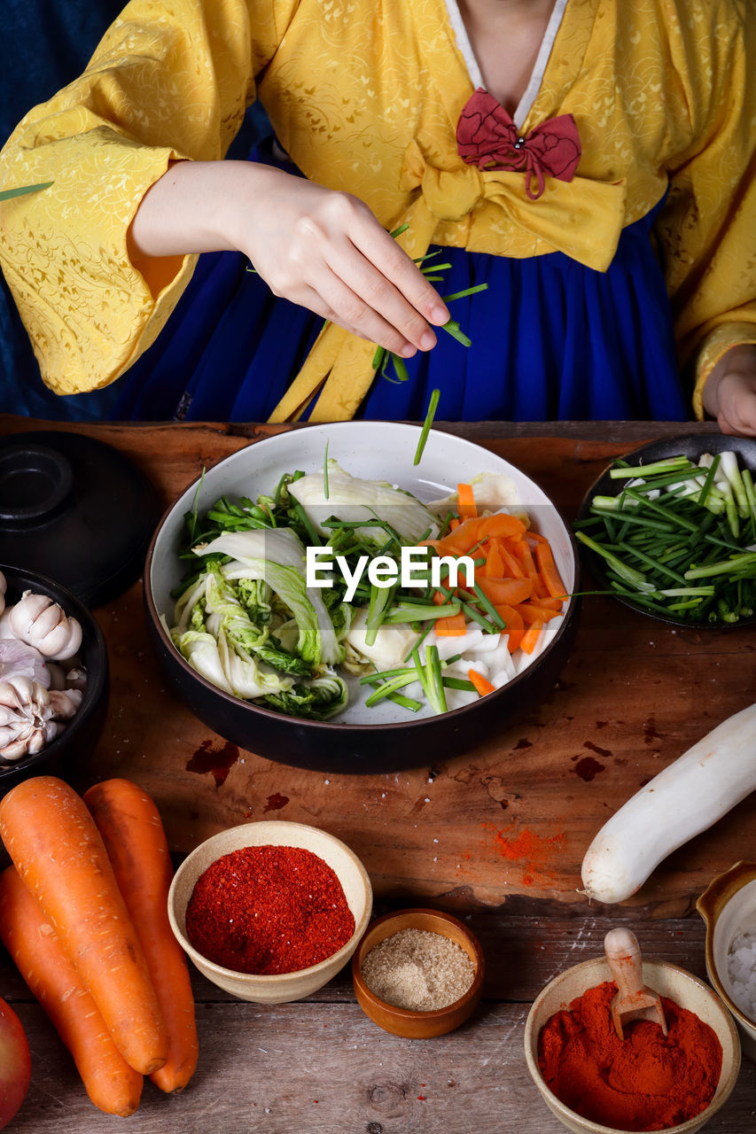 HIGH ANGLE VIEW OF FRESH VEGETABLES IN BOWL ON TABLE