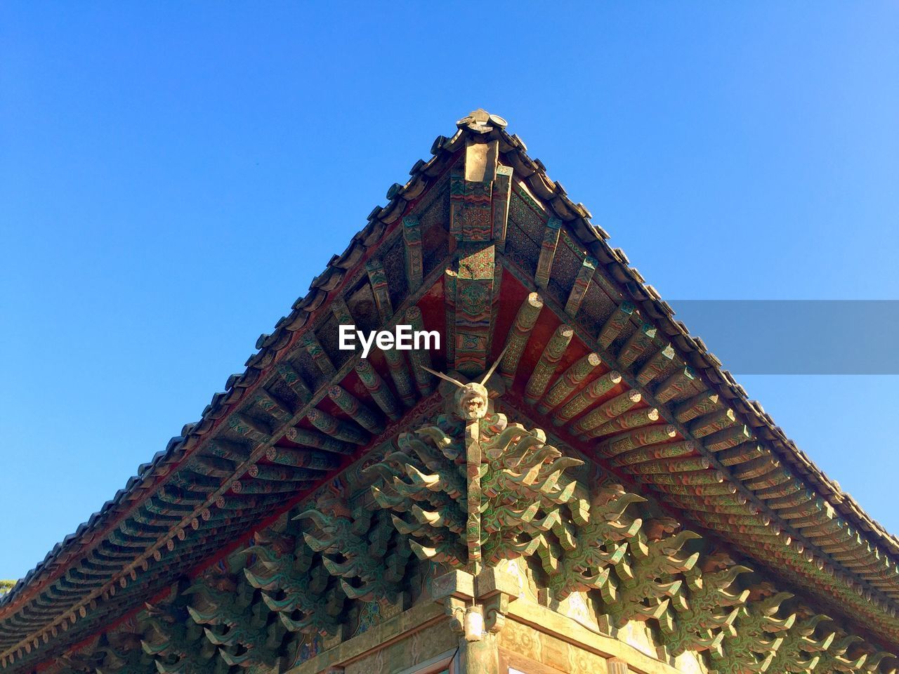 LOW ANGLE VIEW OF MONUMENT AGAINST CLEAR BLUE SKY