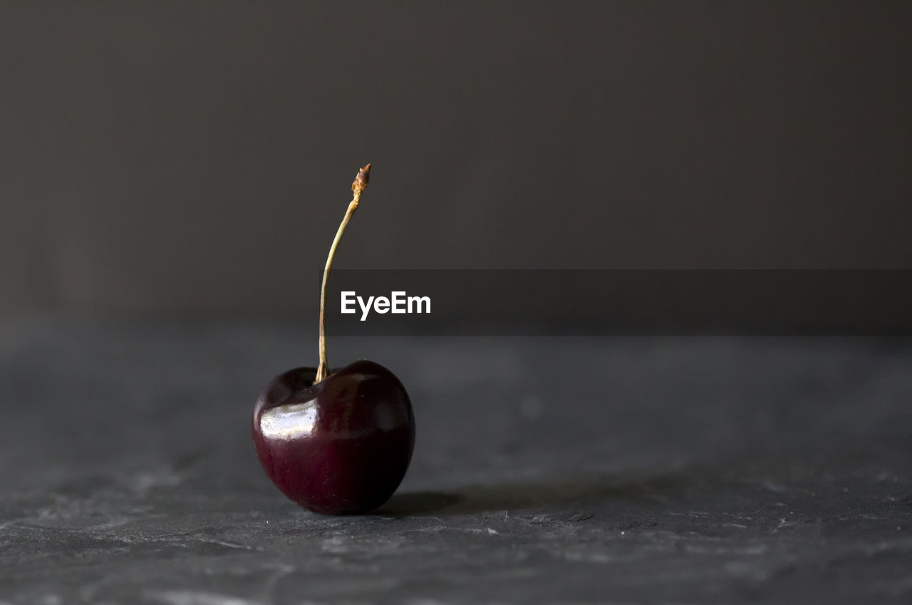 CLOSE-UP OF APPLE ON PLATE