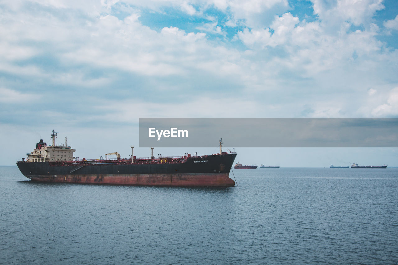 SHIP SAILING ON SEA AGAINST SKY