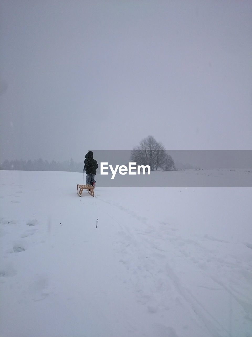 MAN SKIING ON SNOWCAPPED FIELD AGAINST SKY