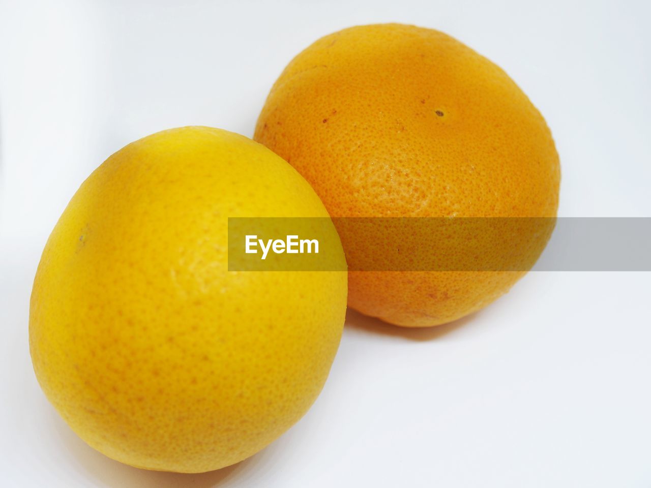 CLOSE-UP OF ORANGE SLICES