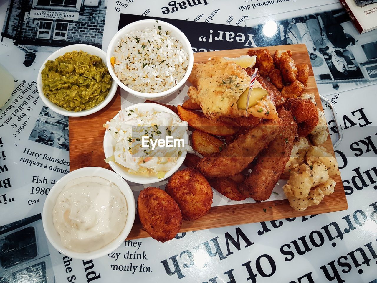 HIGH ANGLE VIEW OF FOOD IN PLATE ON TABLE