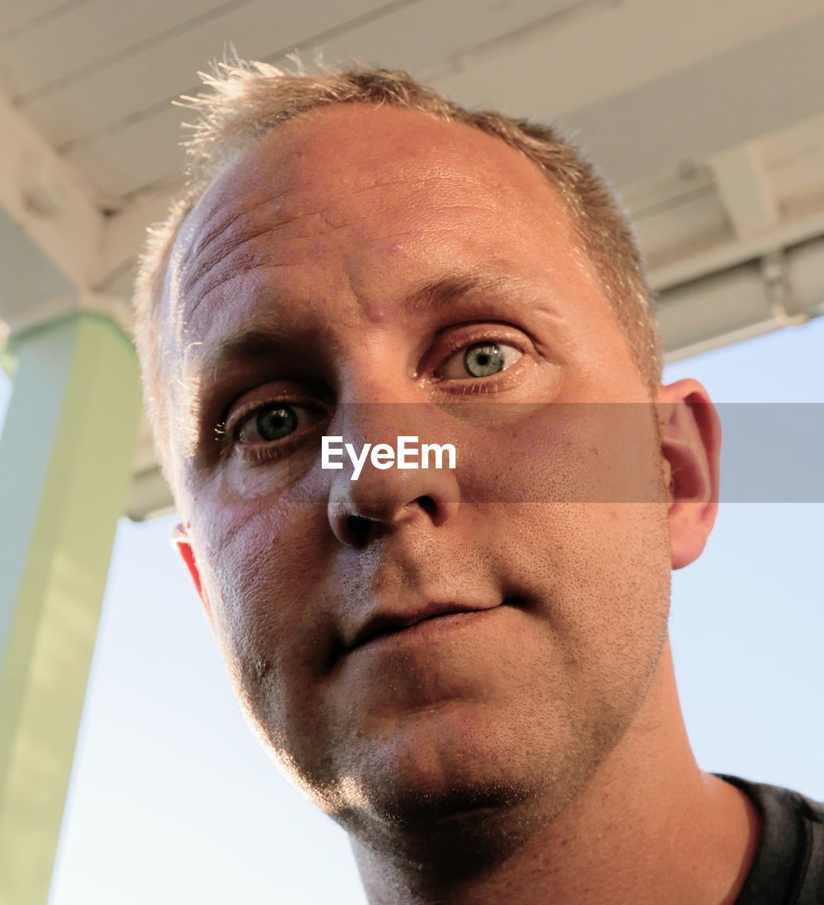 CLOSE-UP PORTRAIT OF MAN WEARING SUNGLASSES