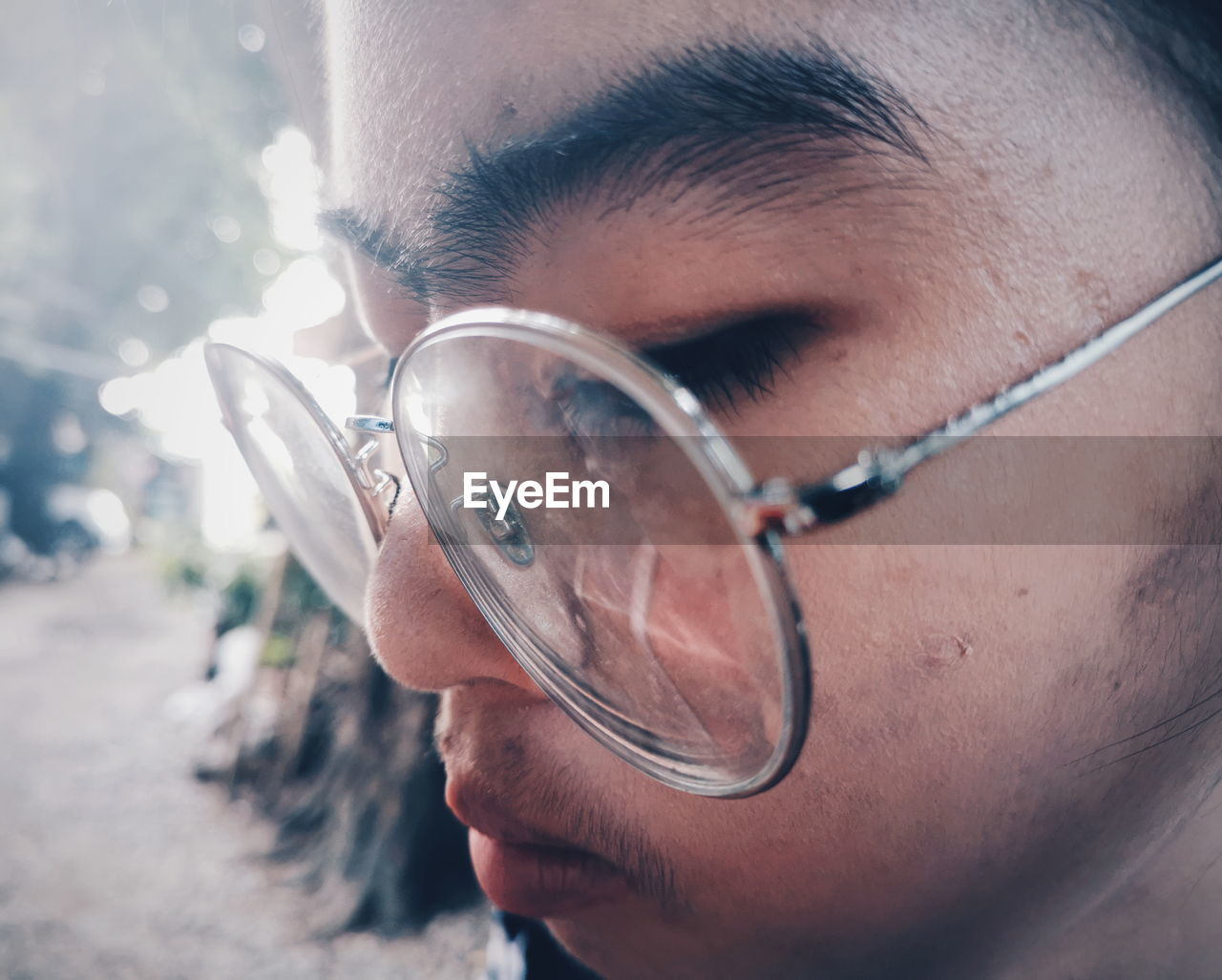 CLOSE-UP OF MAN WEARING EYEGLASSES