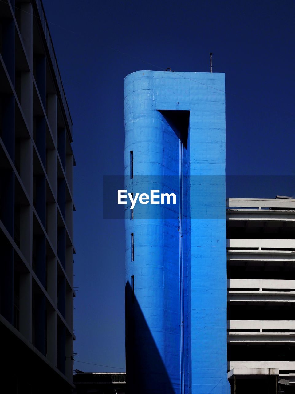 LOW ANGLE VIEW OF BUILDING AGAINST CLEAR SKY