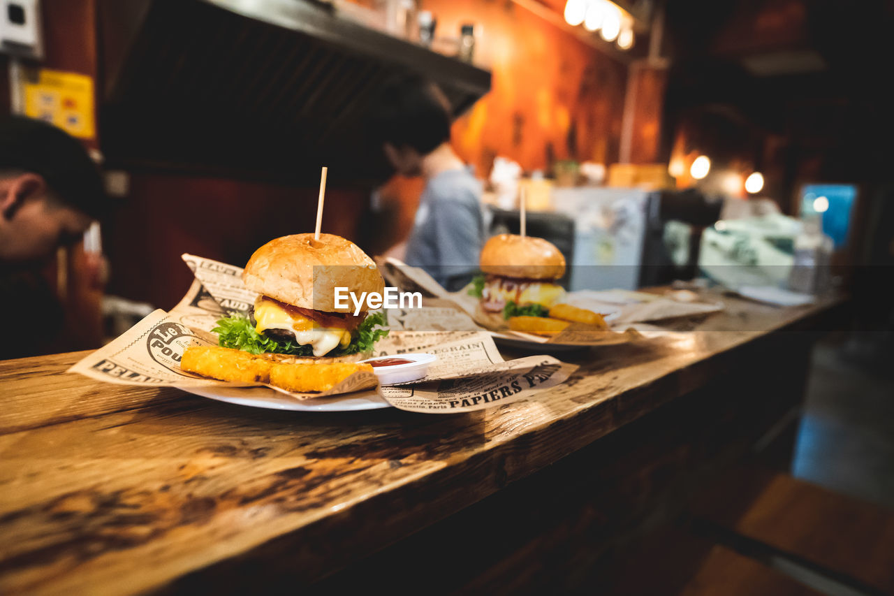 HIGH ANGLE VIEW OF FOOD ON TABLE