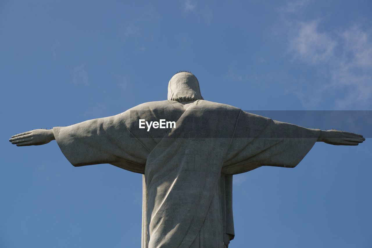 LOW ANGLE VIEW OF CROSS STATUE AGAINST SKY