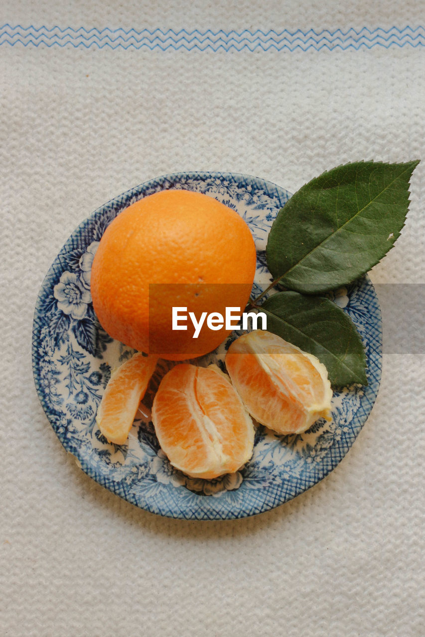HIGH ANGLE VIEW OF ORANGE FRUIT ON TABLE