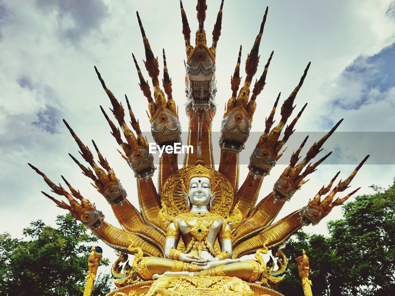 LOW ANGLE VIEW OF STATUE AGAINST SKY AT DUSK