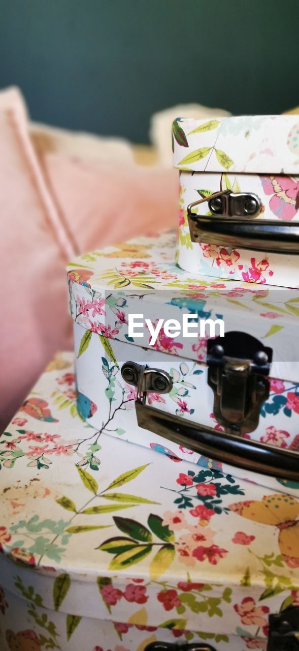 HIGH ANGLE VIEW OF TEA ON TABLE